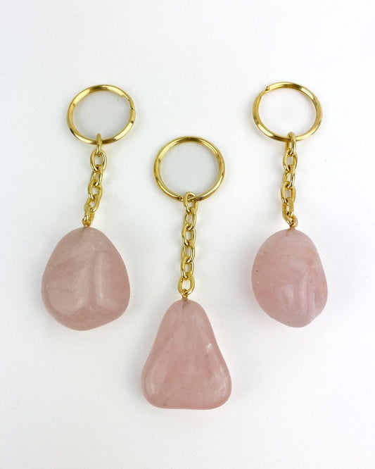 Chaveiro Quartzo Rosa rolado dourado