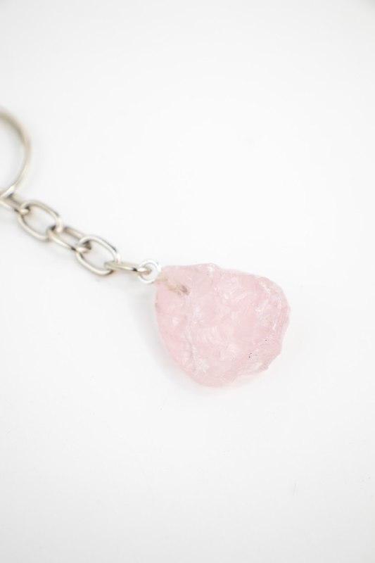 Chaveiro Quartzo Rosa Bruto prateado