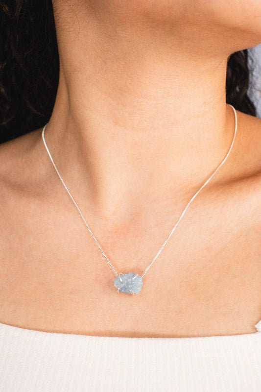 Colar Choker Água Marinha Bruta com Garra Banho Prata