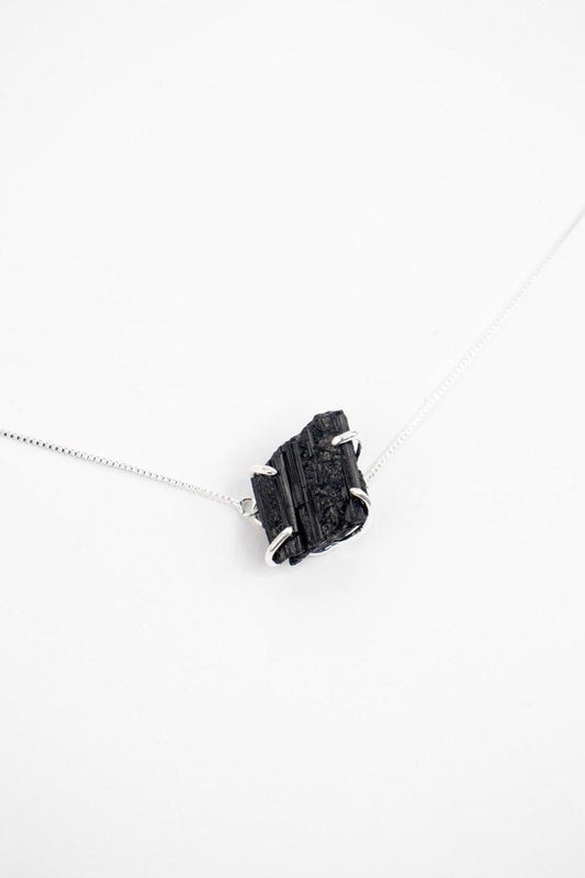 Colar Choker Turmalina Negra Bruta com Garra Banhado Prata