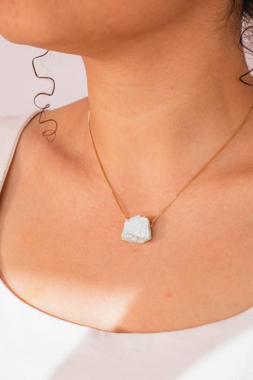 Colar Choker Amazonita Bruta com Garra Banhado Ouro
