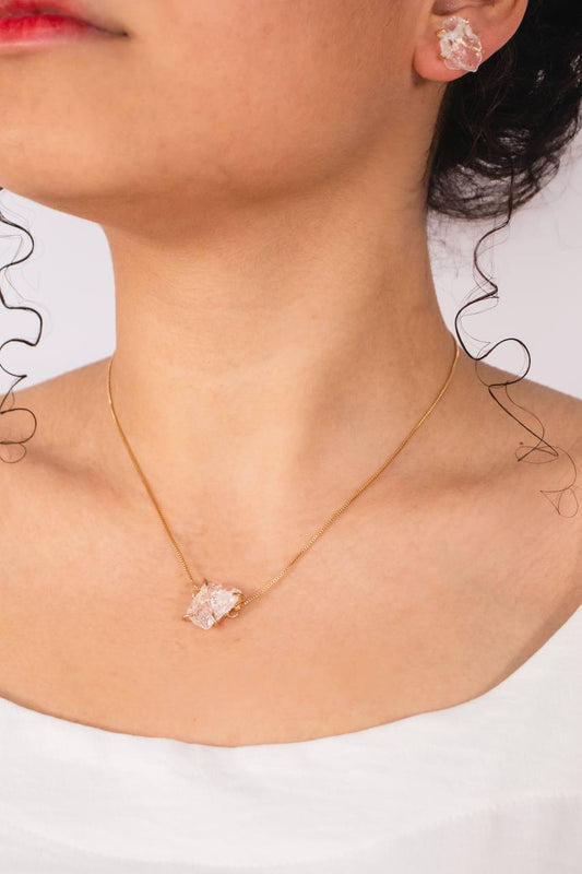 Colar Choker Cristal Bruto com Garra Banhado Ouro