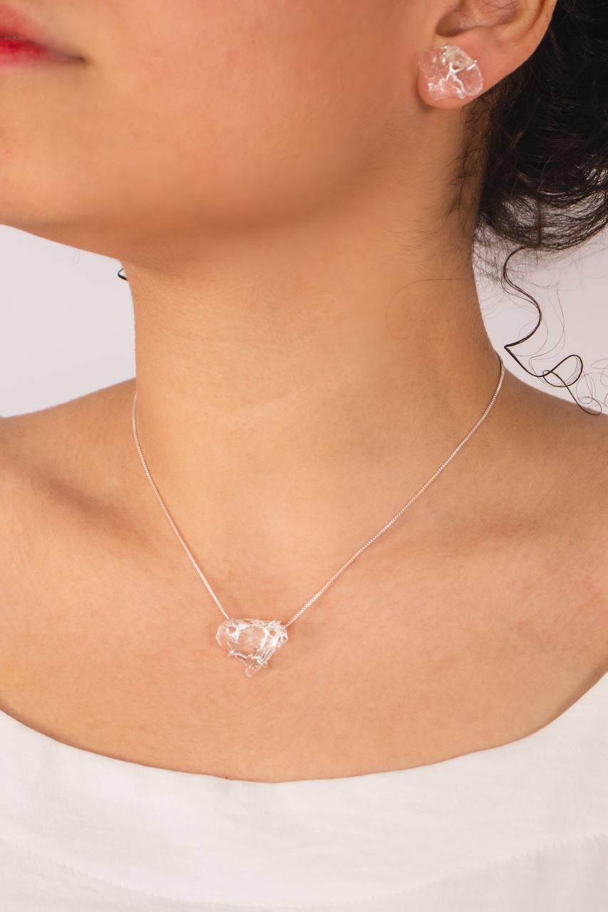 Colar Choker Cristal de Quartzo Bruto com Garra Banhado Prata