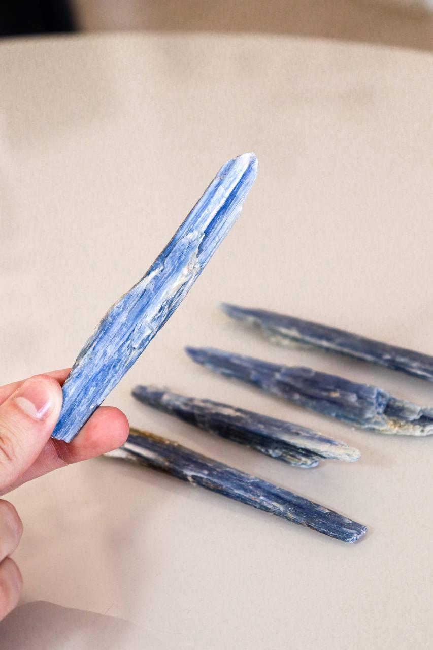 Pedra Bastão Cianita azul bruta 20 a 29 gramas