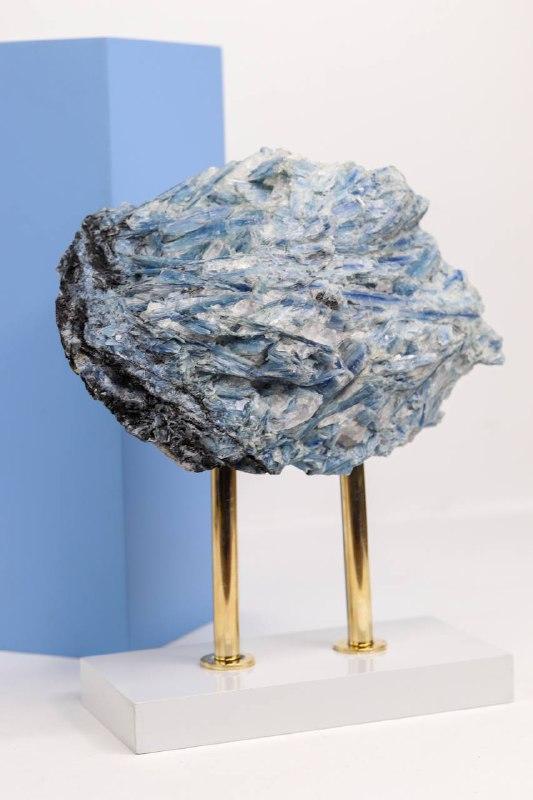 Pedra Cianita Azul Paraíba na Base de Madeira Branca 1,614 Kg