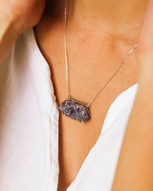 Colar Drusa de Titânio Lavanda com Garra Prata 925