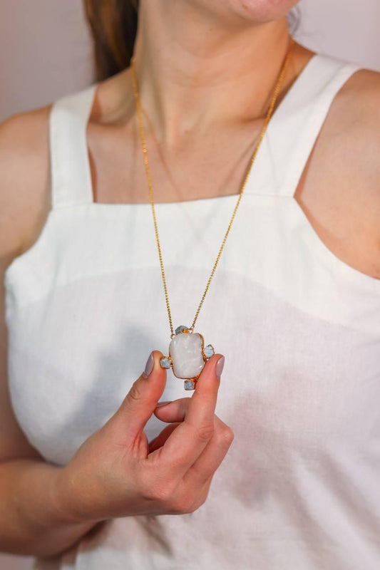 Colar Pedra Natural Cristal com Água Marinha Essência Banho Ouro
