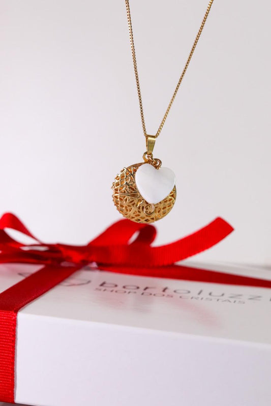 Colar Relicário Medalha com Madrepérola Banho Ouro
