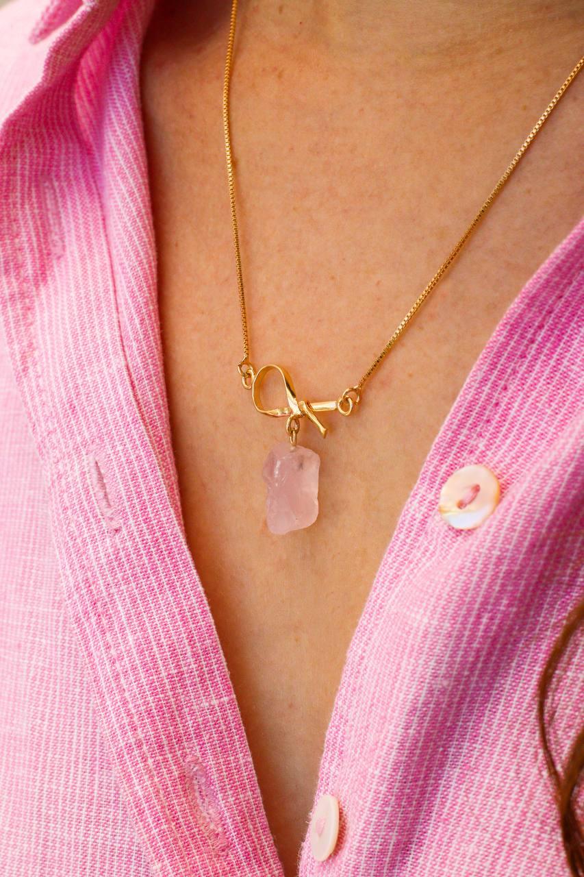 Colar Quartzo Rosa Bruto Laços Banho Ouro