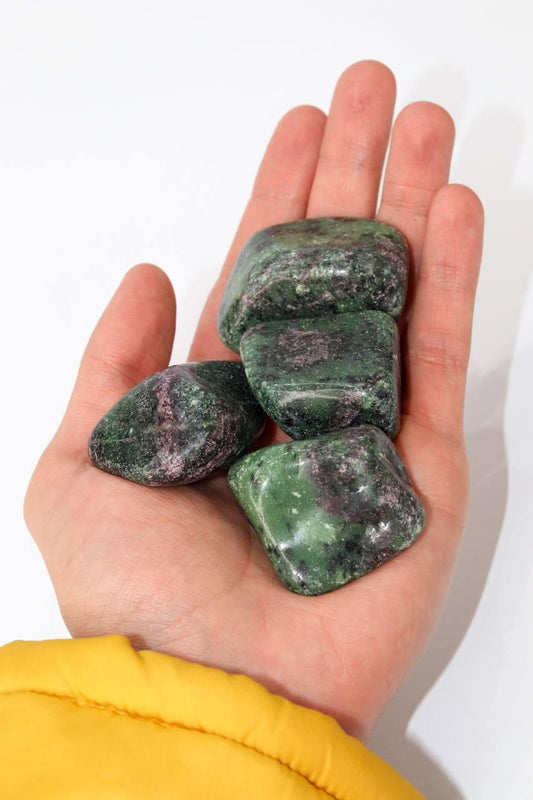 Pedra Rubi Zoisita Rolado 62 a 74 gramas