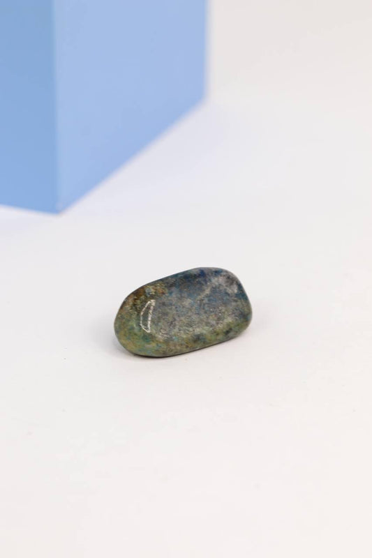 Pedra de Quartzo com Turmalina Verde Rolado 12 a 17 gramas