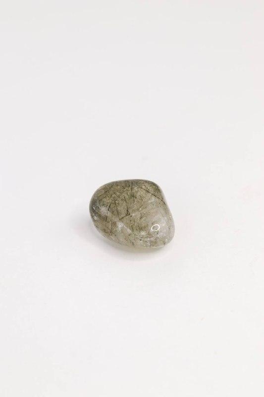 Pedra de Quartzo com Turmalina Verde Rolado 18 a 24 gramas