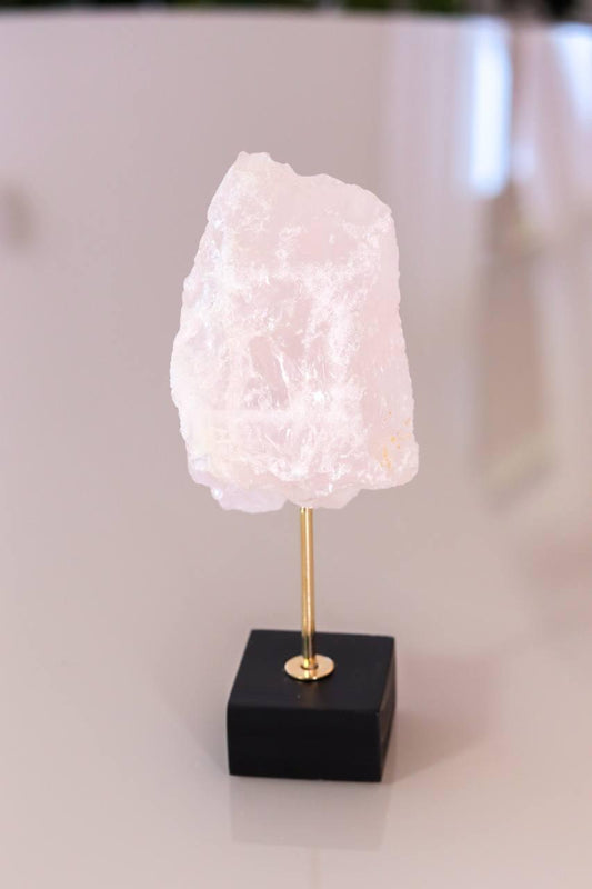 Pedra Quartzo Rosa na Base de Madeira Preta