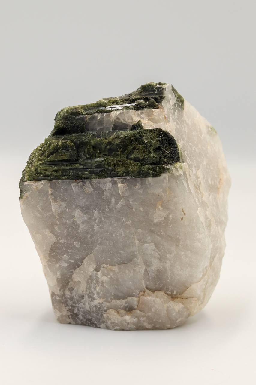 Pedra Turmalina Verde no Quartzo 414 gramas