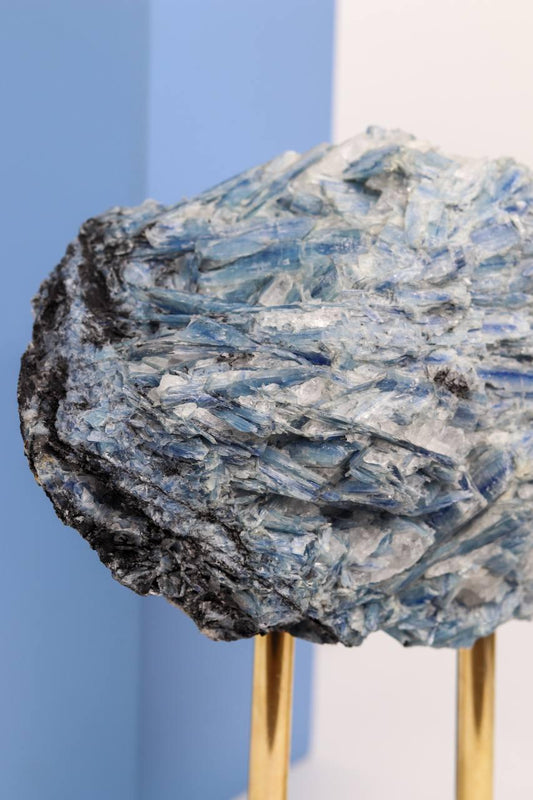 Pedra Cianita Azul Paraíba na Base de Madeira Branca 1,614 Kg
