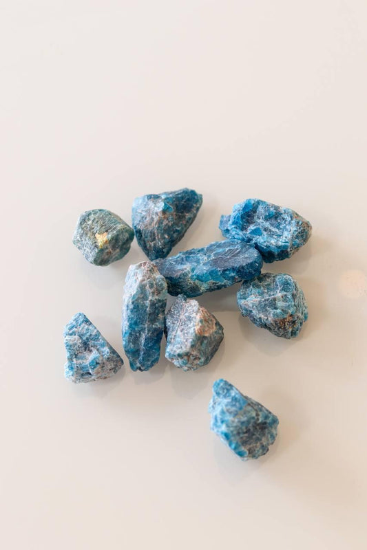Pedra Apatita azul bruta 5 a 10 gramas.