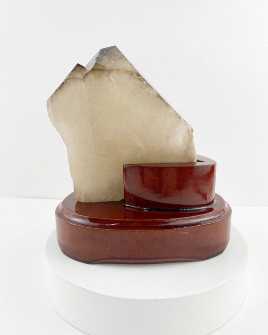 Ponta de Cristal Bruta na Base de Madeira Marrom 888 gramas