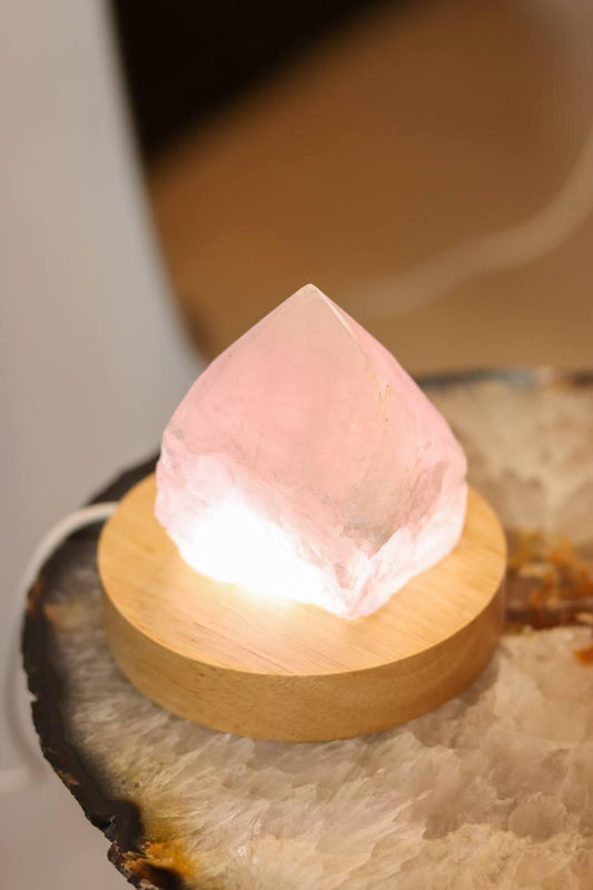 Luminária de Ponta Quartzo Rosa Mini Base Madeira Clara