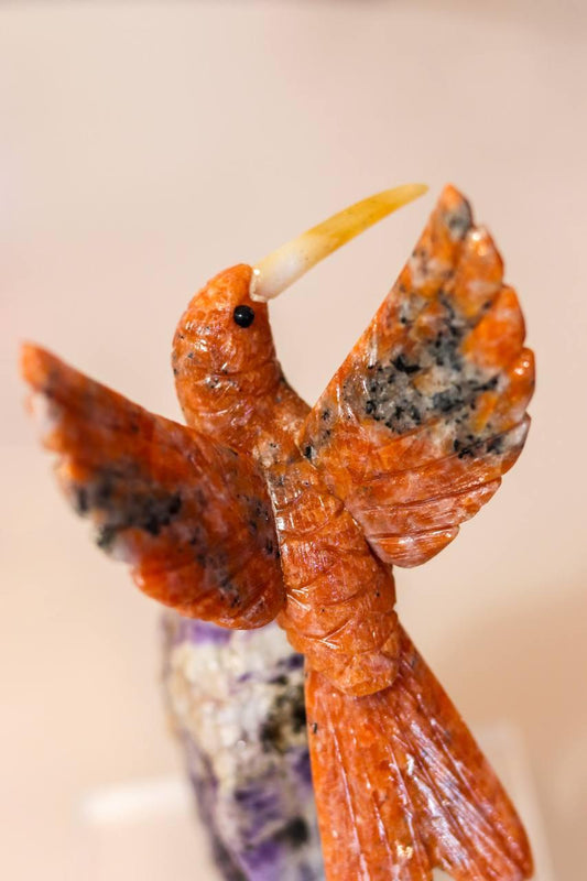Beija-flor Calcita Laranja na Base Ametista Chevron