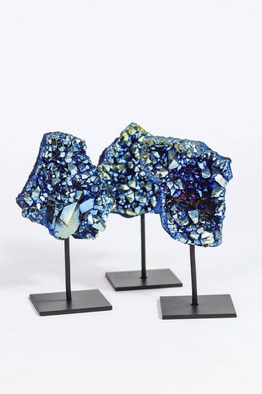Drusa Quartzo Titânio Blue Pequena na Base Metal Preta