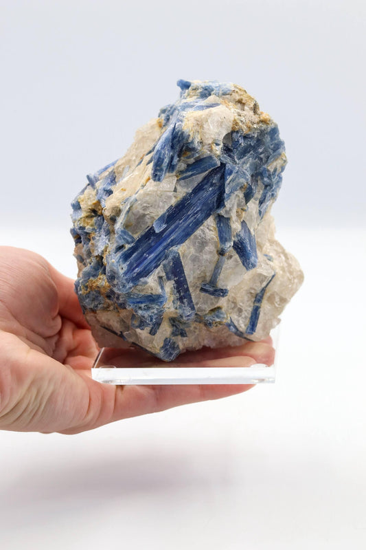 Pedra Cianita Azul Bruta na Base Acrílica 1,189 Kg aprox.