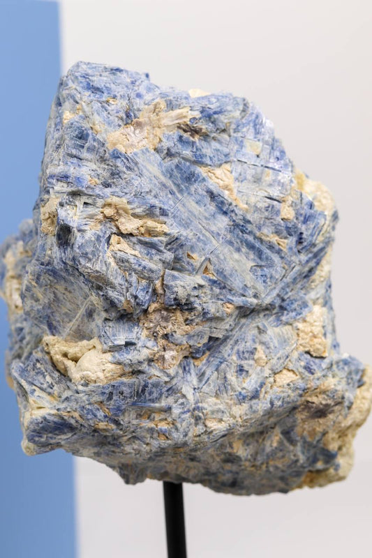Cianita Azul na Base de Madeira Preta 1,818 gramas