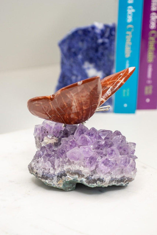 Borboleta Dolomita Vermelha na Base de Drusa de Ametista