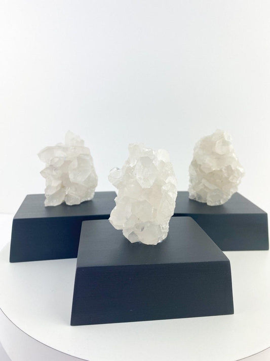 Drusa de Cristal na Base de Madeira Preta 220 a 227 gramas