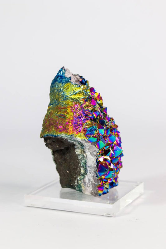 Drusa Titânio Rainbow na Base Acrílica 706 a 781 gramas