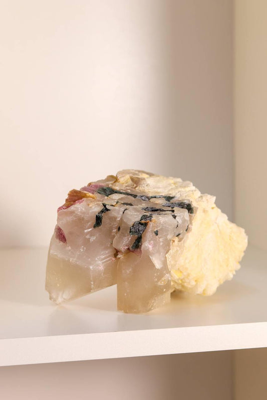 Quartzo Cristal com Inclusão de Mica e Turmalina