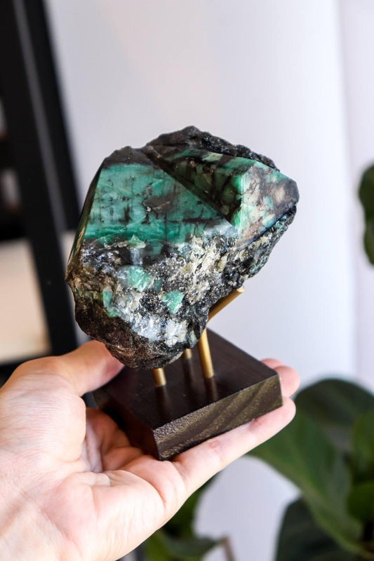 Pedra Esmeralda Polida na Base Madeira Marrom 908 gramas