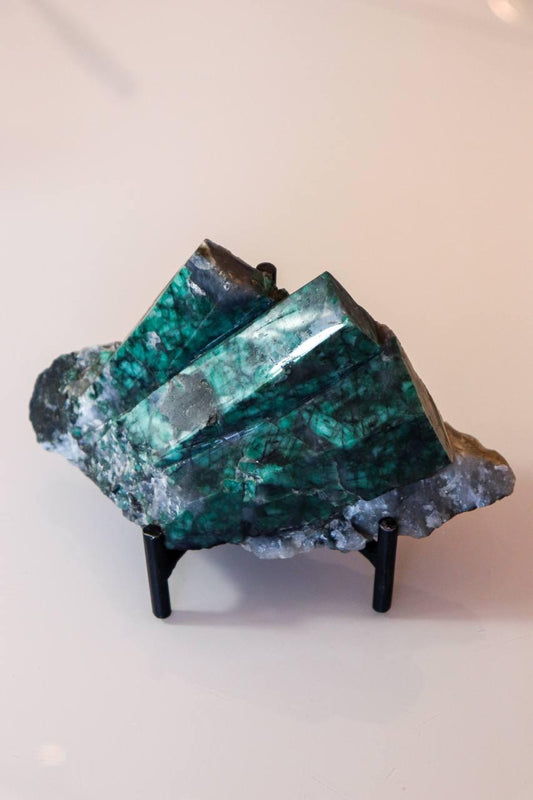 Pedra Esmeralda Semi Polida na Base Metal 894 gramas