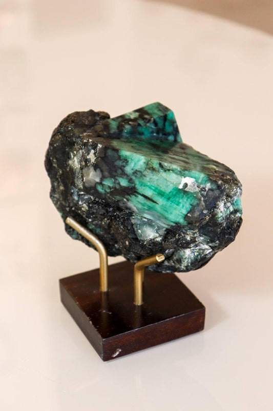 Pedra Esmeralda Polida na Base Madeira Marrom 908 gramas