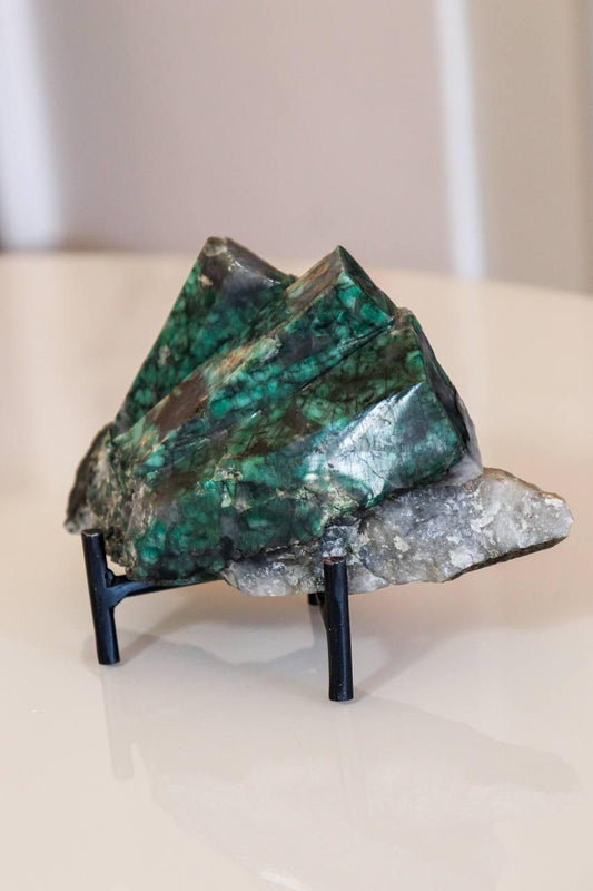 Pedra Esmeralda Semi Polida na Base Metal 894 gramas
