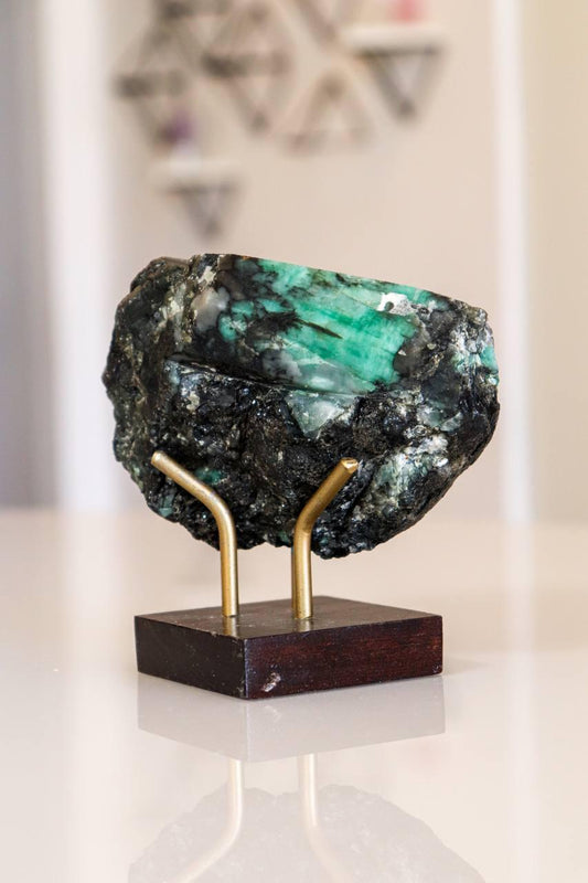 Pedra Esmeralda Polida na Base Madeira Marrom 908 gramas