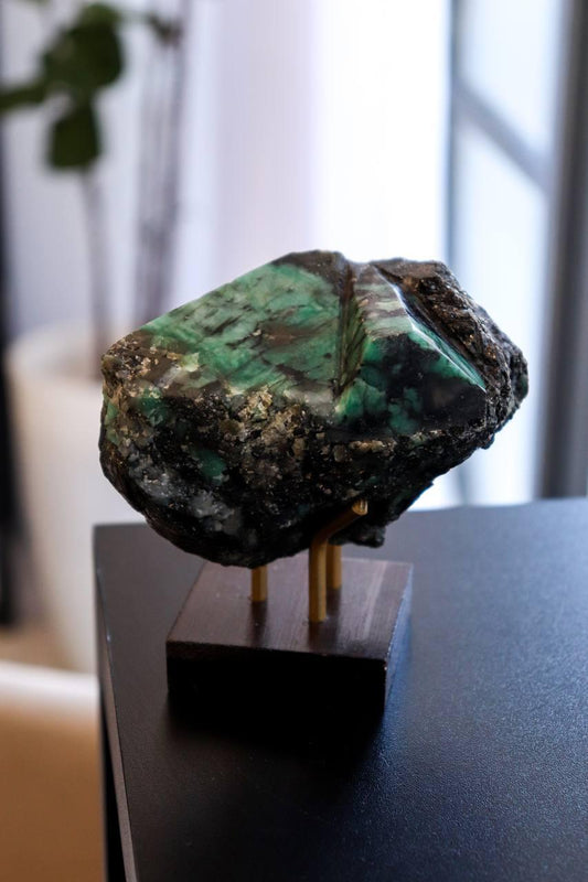 Pedra Esmeralda Polida na Base Madeira Marrom 908 gramas