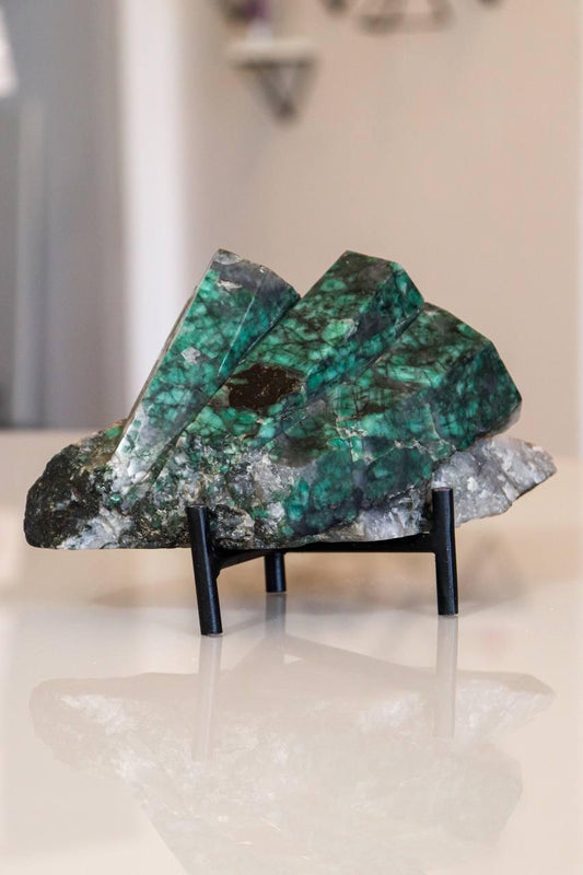 Pedra Esmeralda Semi Polida na Base Metal 894 gramas