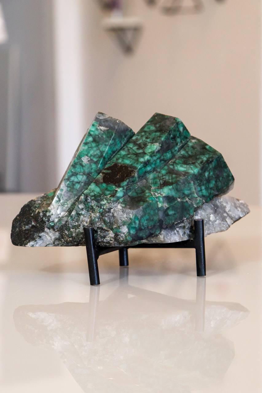 Pedra Esmeralda Semi Polida na Base Metal 894 gramas