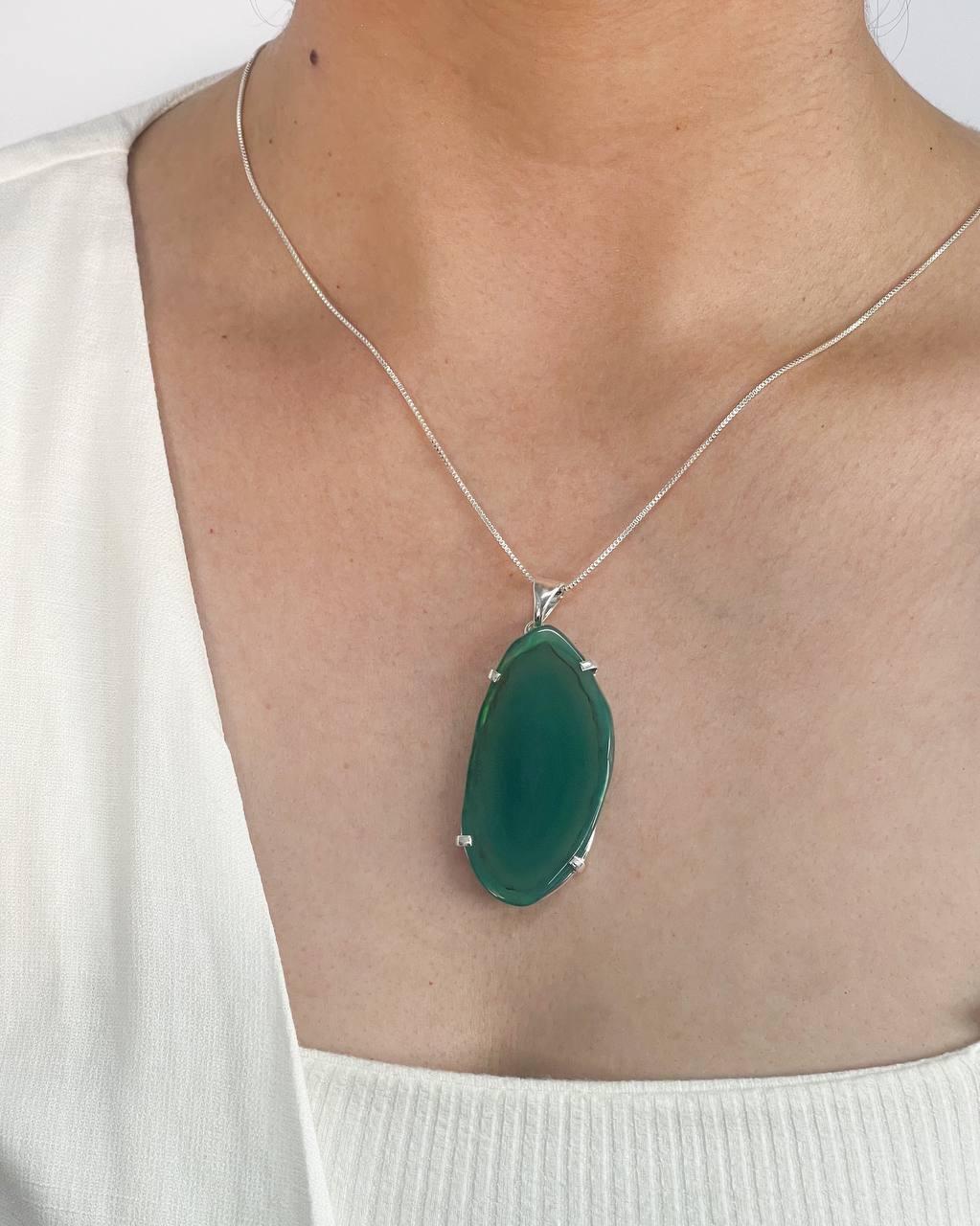Colar Chapa de Ágata Verde com Garra Banhado Prata