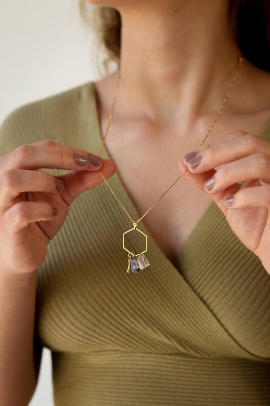 Colar Hexagonal Duo Longo Sodalita e Cristal Banho Ouro