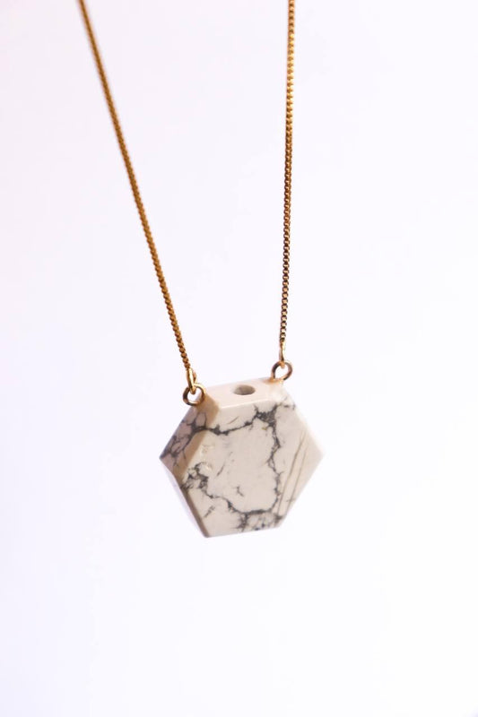 Colar Difusor Howlita Branca Banho Ouro