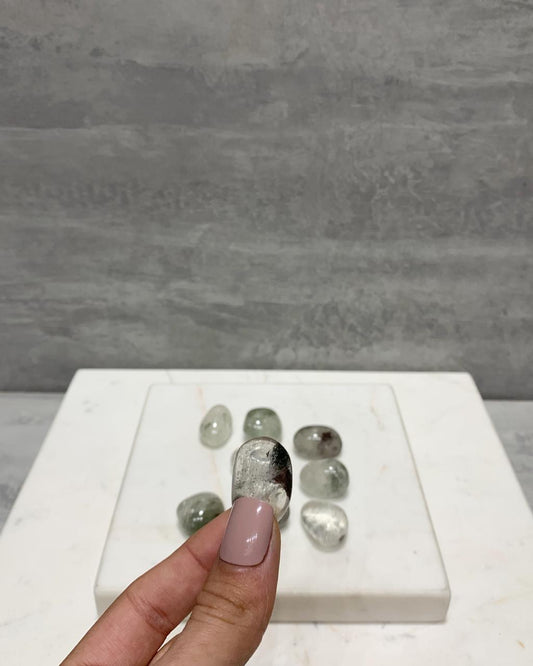 Pedra Cristal de Quartzo com Inclusão Lodolita Rolado 6 a 10 gramas aprox.