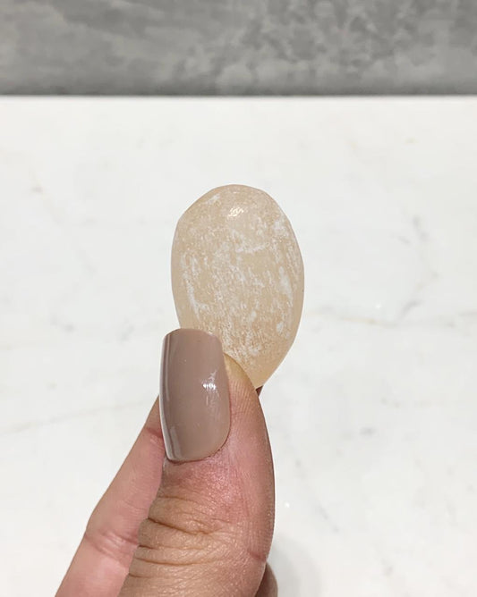 Pedra Selenita laranja rolada 16 a 20 gramas