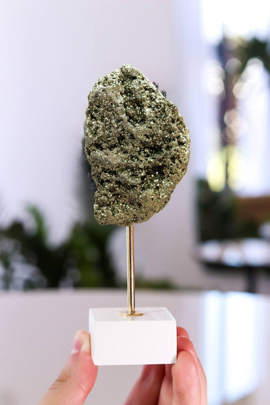 Pedra Pirita na Base de Madeira Branca