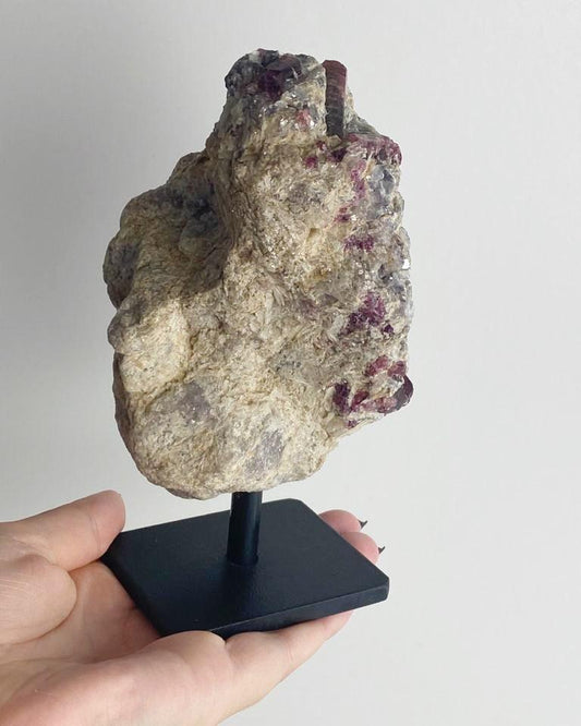Pedra Turmalina Rubelita Bruta 1,3 Kg na Base de Metal