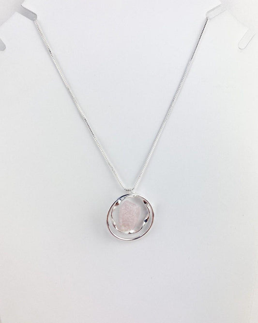 Colar Pedra Natural Quartzo Rosa Conexão banhada Prata
