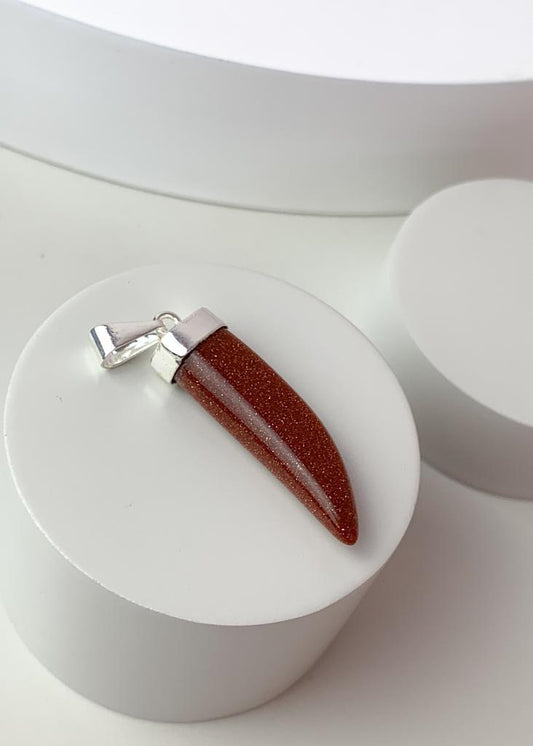 Pingente Dente Goldstone Marrom Banho Prata