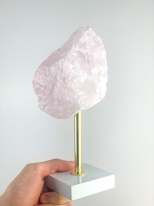 Pedra Quartzo Rosa na Base de Madeira Branca 701 a 920 gramas aprox.