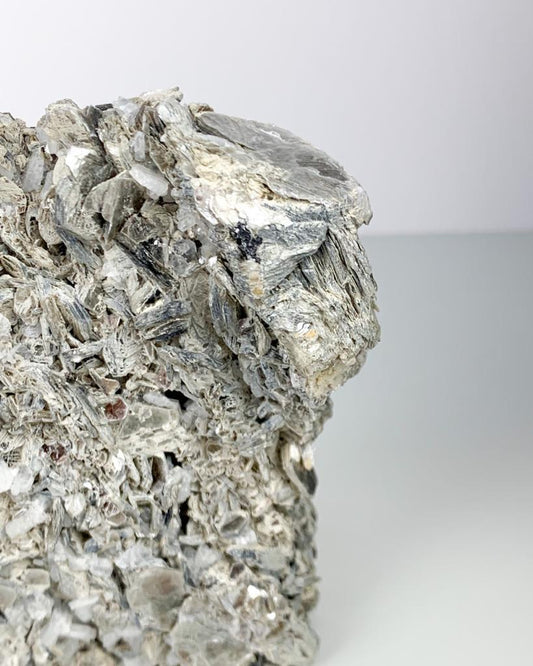 Pedra Mica com Albita bruta 426 gramas