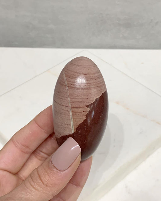 Shiva Lingam forma ovalada 126 gramas aprox.